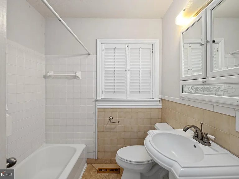 1312 Stafford Ave — Photo 6