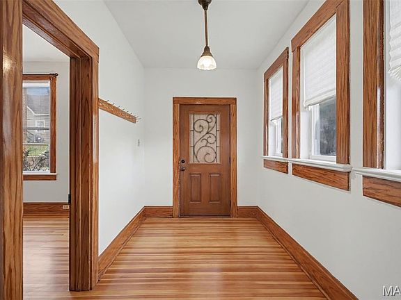 4th image of 422 N 1st St