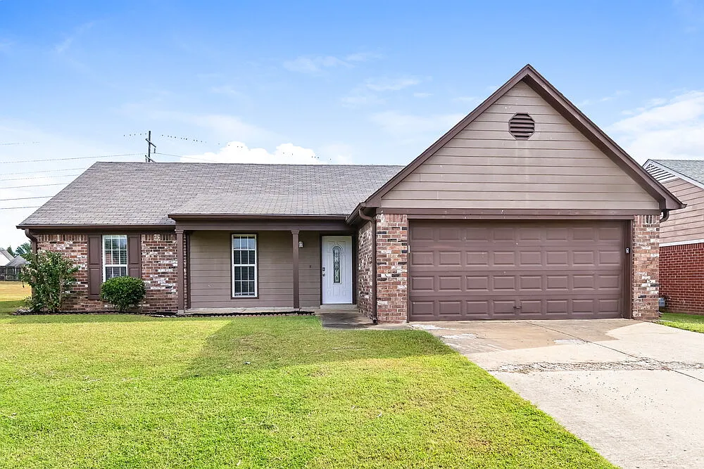 3 bed, 2.0 bath, 1298 sqft, $1,745 — Photo 1