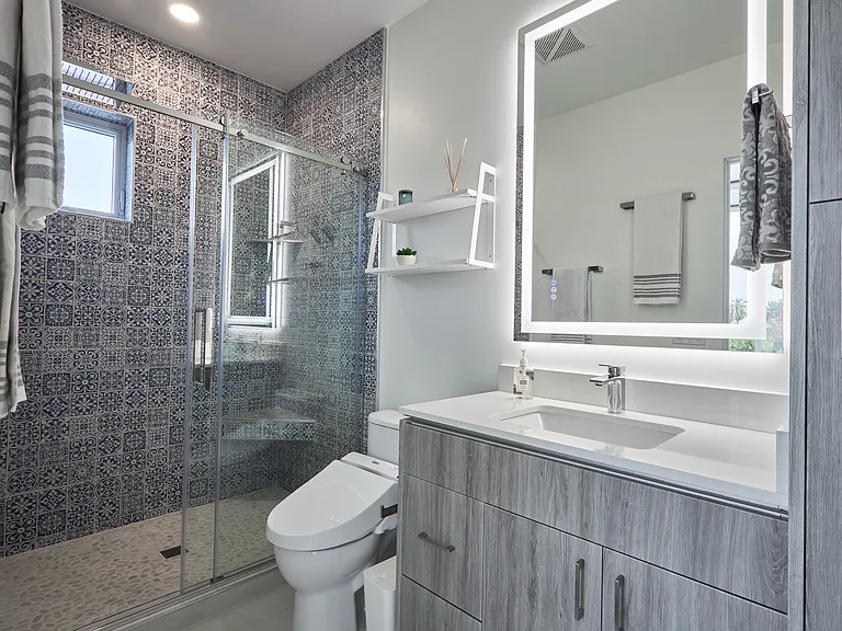 2929 S La Brea Ave — Photo 39