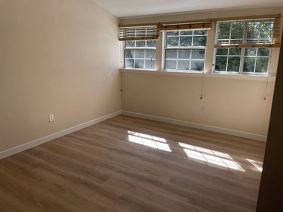 5th image of 107 Capitol Hill Dr #2