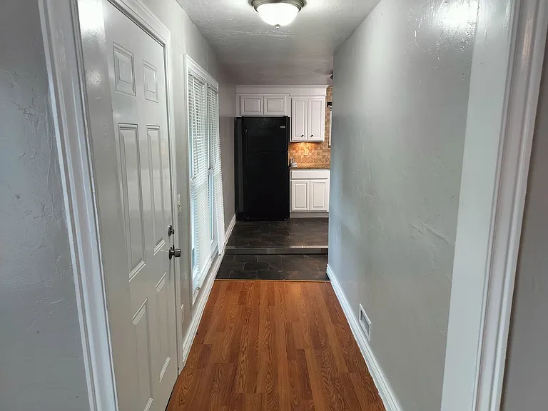 225 E Edwards St — Photo 4