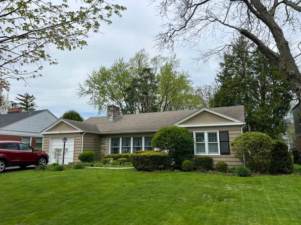 1942 Palmgren Dr, Glenview, IL 60025