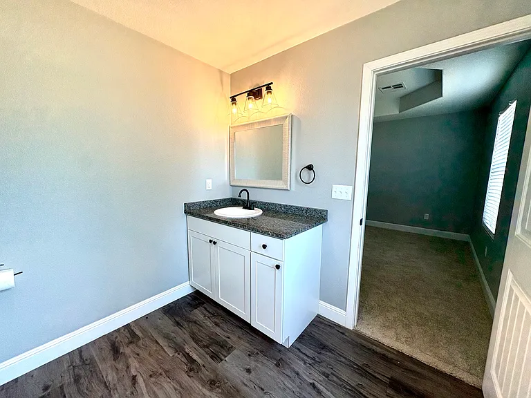 901 N Hall St — Photo 12