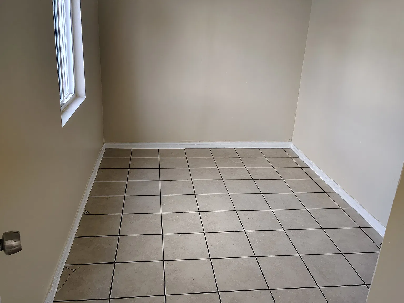 1381 N Mountain View Ave — Photo 2
