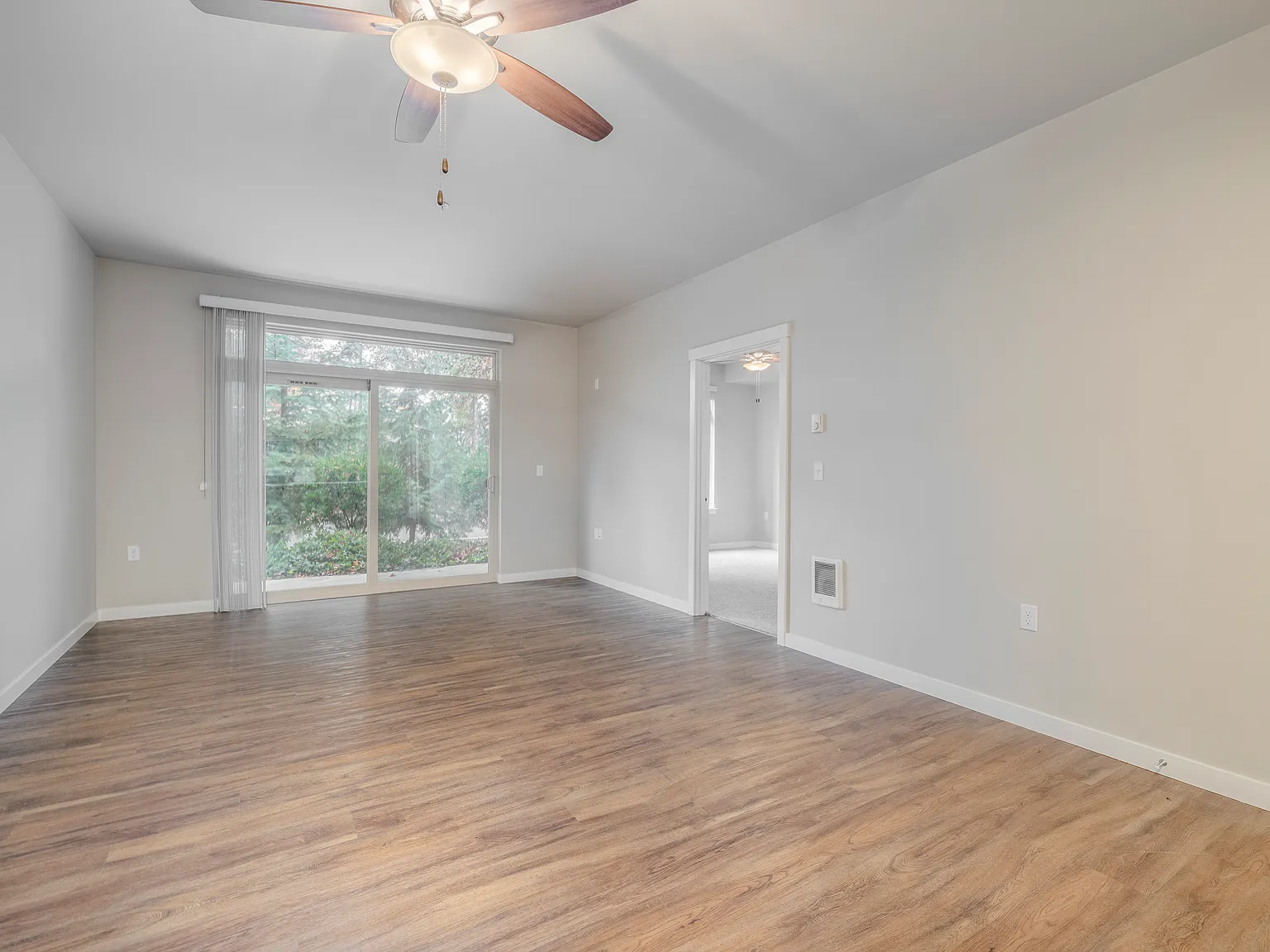 Olympus Court Apartments — Photo 3