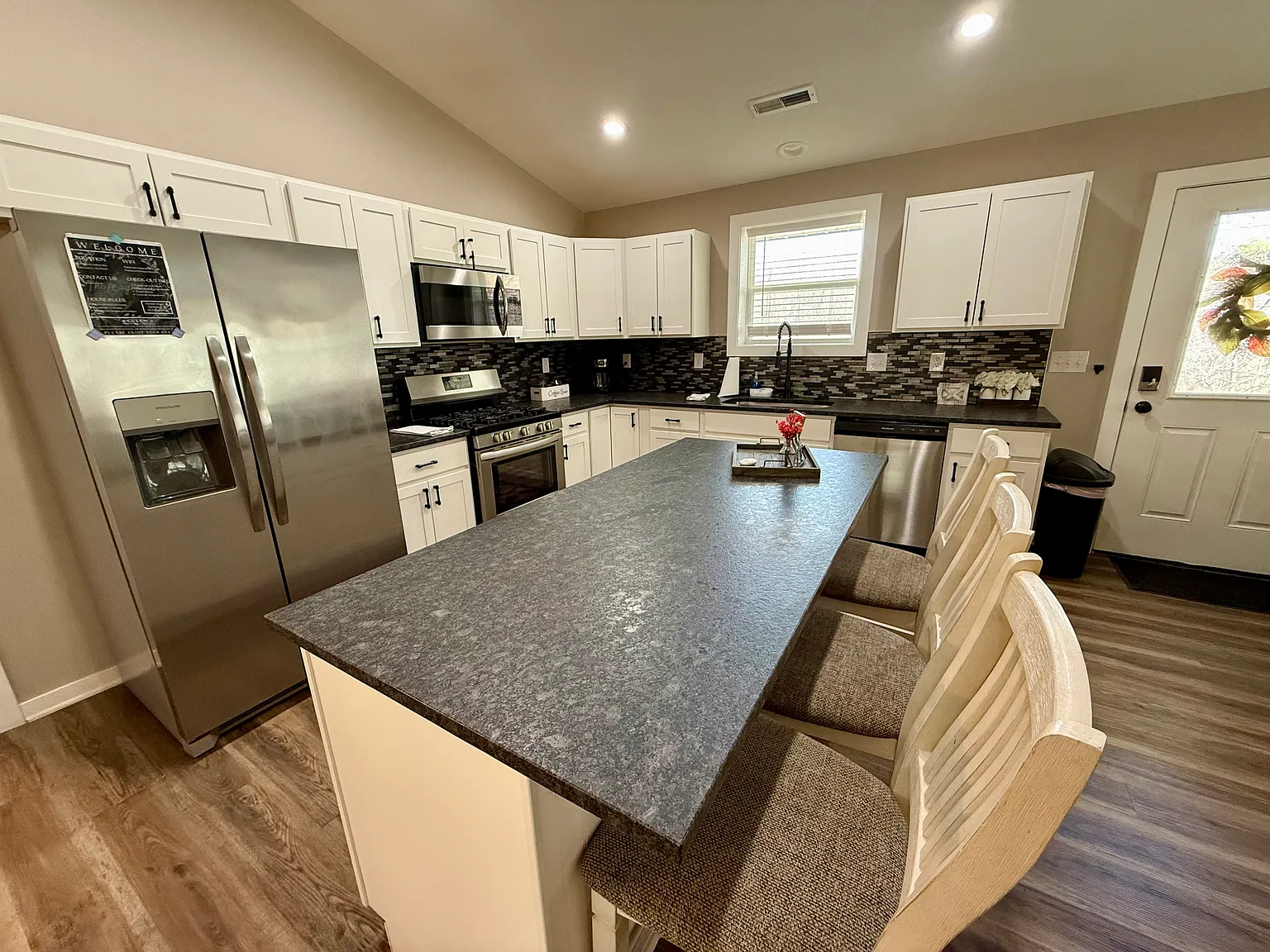 2 bed, 1100 sqft, $2,100 — Photo 4