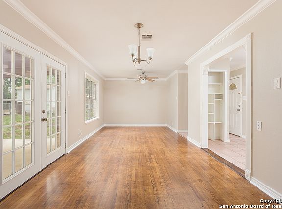 4th image of 4511 Hollyridge Dr