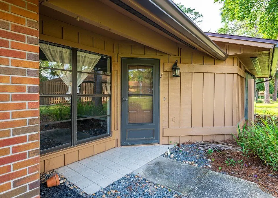 225 Heron Bay Cir