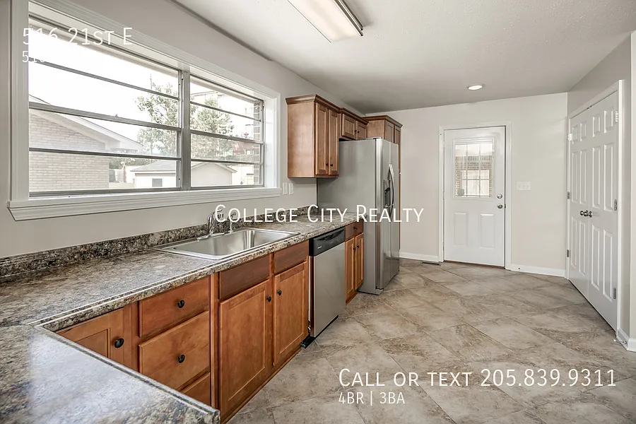 516 21st E — Photo 4