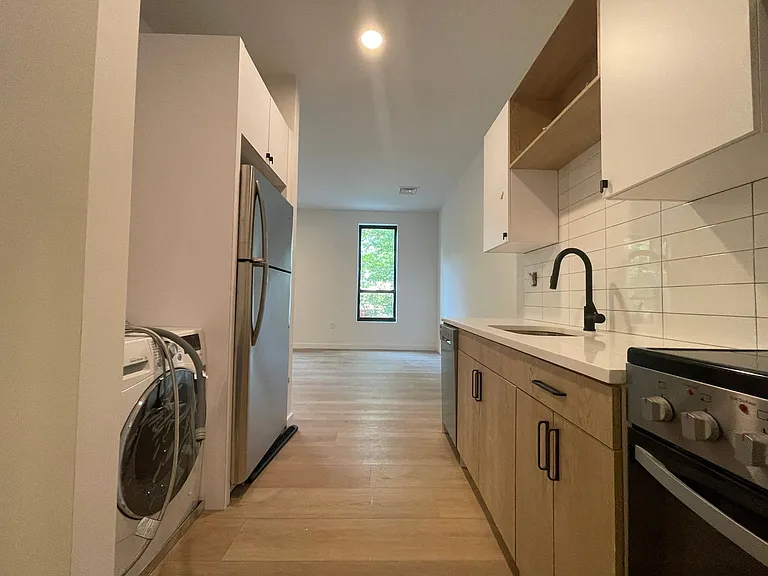 104 Howe St — Photo 12