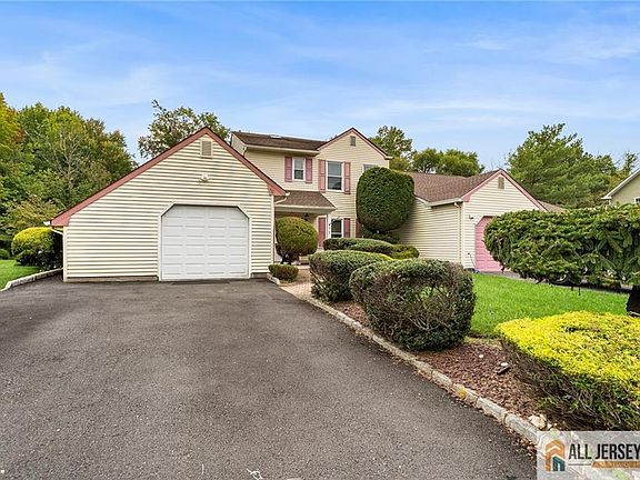 2nd image of 92 Woodbury Rd