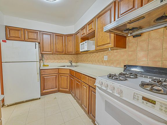 5th image of 86-53 Avon St #2