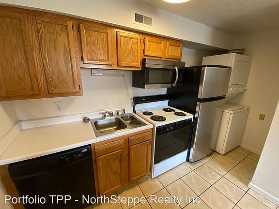 5th image of 1677 Summit St #1677-2A