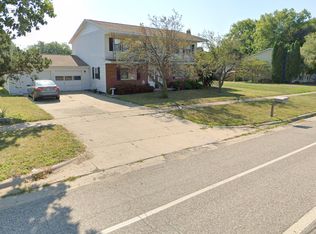 802 Crescent Dr #B, Champaign, IL 61821