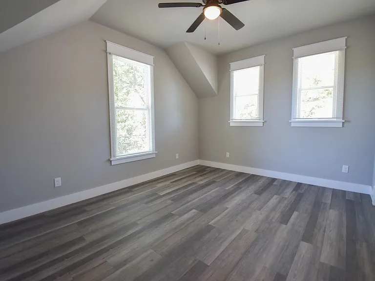 734 S Locust Ave — Photo 8