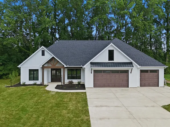 8078 E Country Club Ln, Syracuse, IN 46567