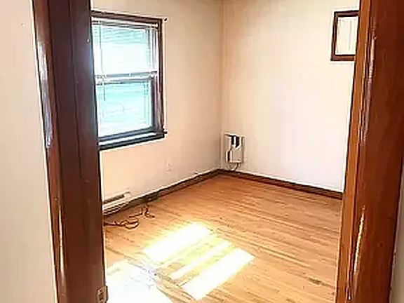 4th image of 869 Forest Ave #2