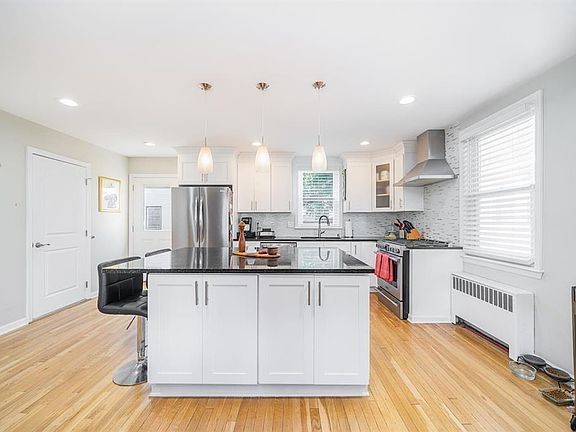 2nd image of 118 W 46th St