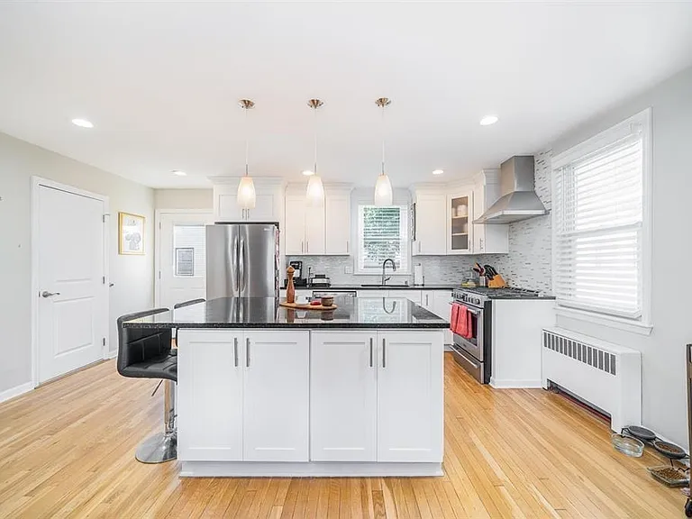 118 W 46th St — Photo 2