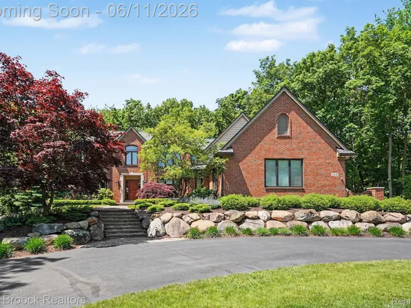 1300 Oak Hollow Dr, Milford, MI 48380