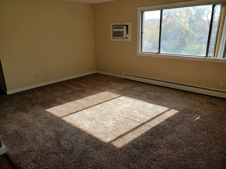 2040 Burnstead Dr — Photo 2