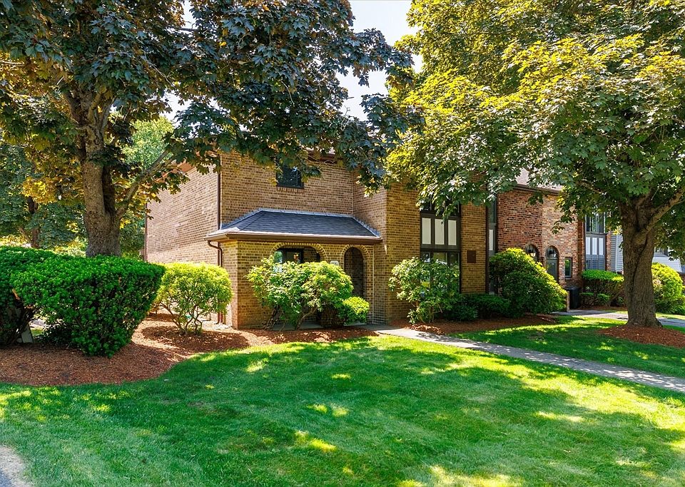 1st image of 11 Cobblestone Ln #11