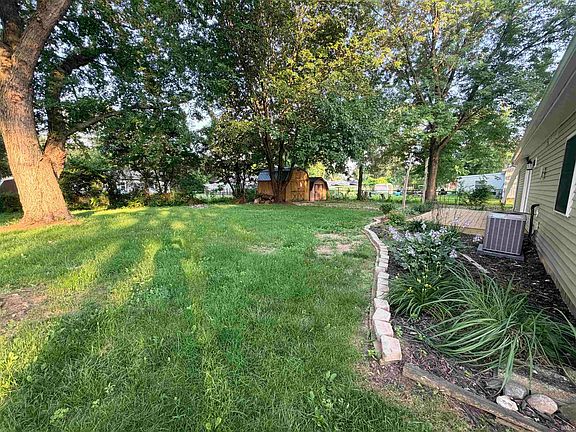 3rd image of 1822 Sharon St