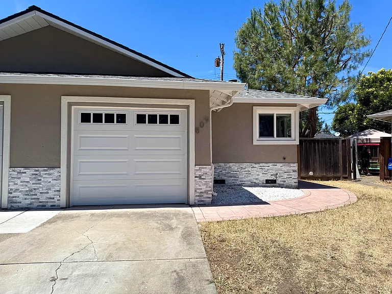 908 Live Oak Dr — Photo 13
