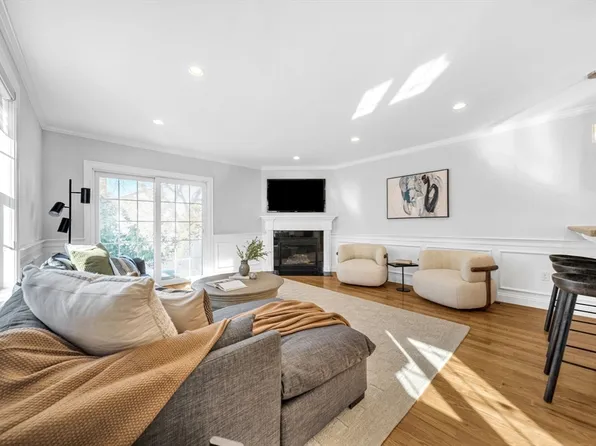 385 Hillside Ave #385, Needham Heights, MA 02494