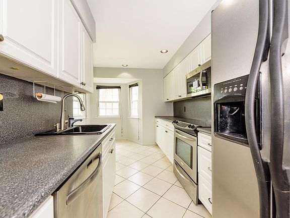 3rd image of 204 Palo Alto Dr