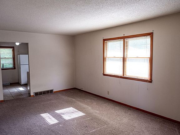 2nd image of 615 Evergreen St