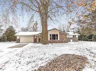 W7744 Hillview Rd, Hortonville, WI 54944