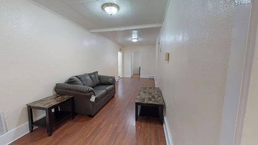 6 bed, 1800 sqft, $3,150 — Photo 4