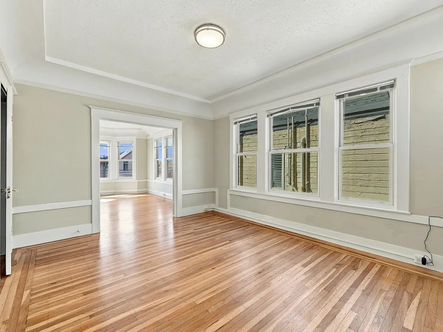Light Galore 1BD 1BA + Large, Private Garage — Photo 3