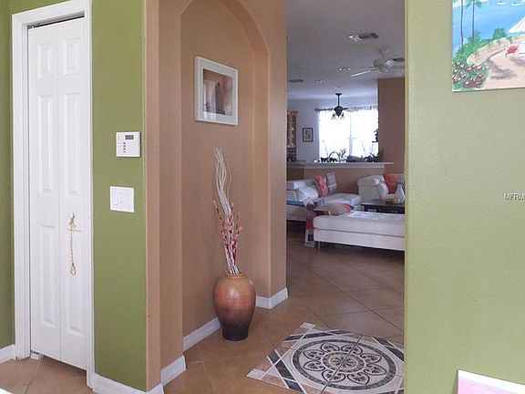 5th image of 751 Vallance Way NE