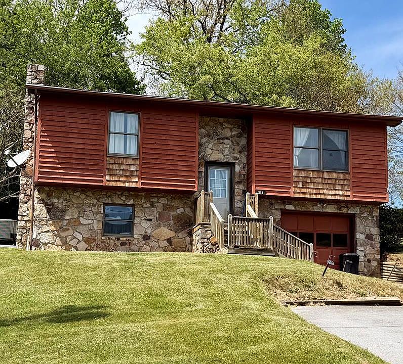 1st image of 213 Hillcrest Dr