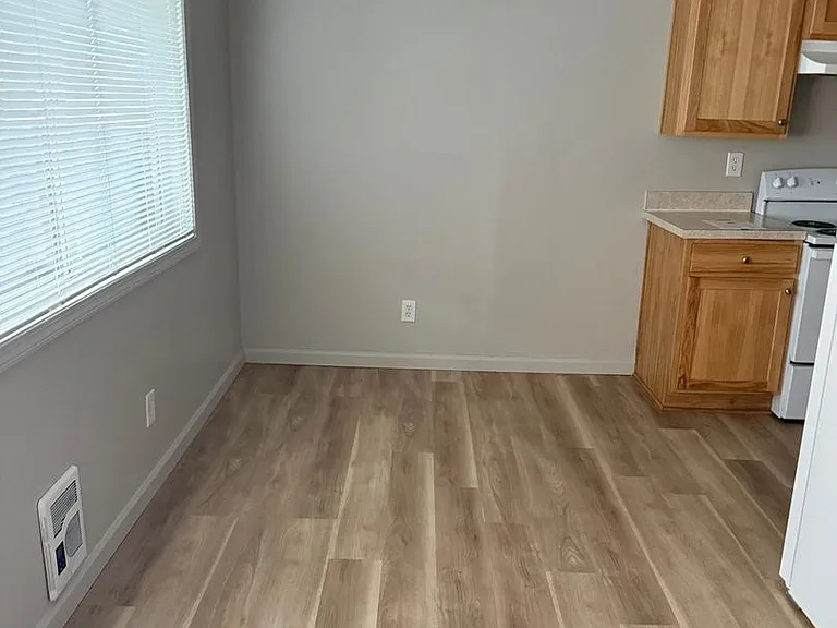 Willow Lake Apartments — Photo 17