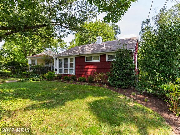 4th image of 1302 Crawford Dr