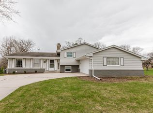 615 Crescent Ln, Mequon, WI 53092
