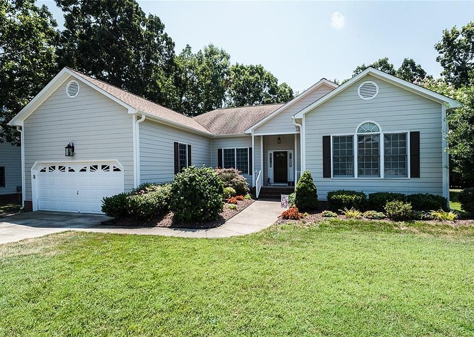 1st image of 405 Turnberry Dr