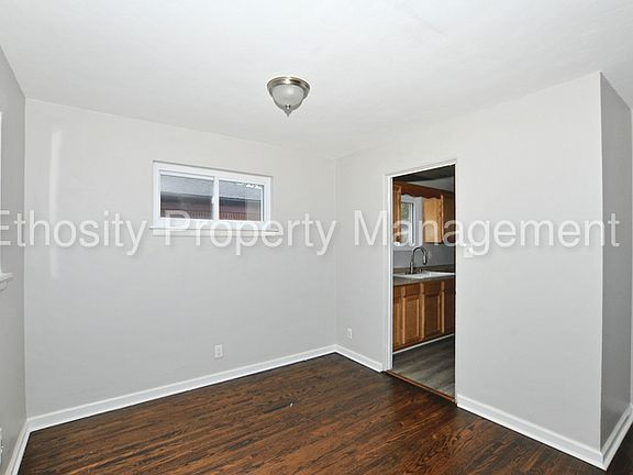 5th image of 3956 Campbell Ave