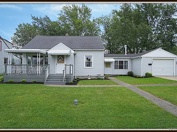 4623 Chapman Pkwy, Hamburg, NY 14075
