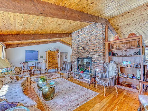 5th image of 979 Farr Hill Road