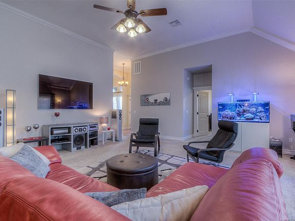 5th image of 213 Sagebrush Dr