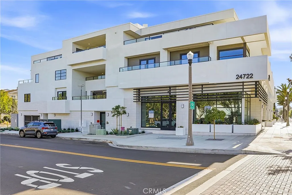 2 bed, 2.5 bath, 1610 sqft, $9,000 — Photo 2
