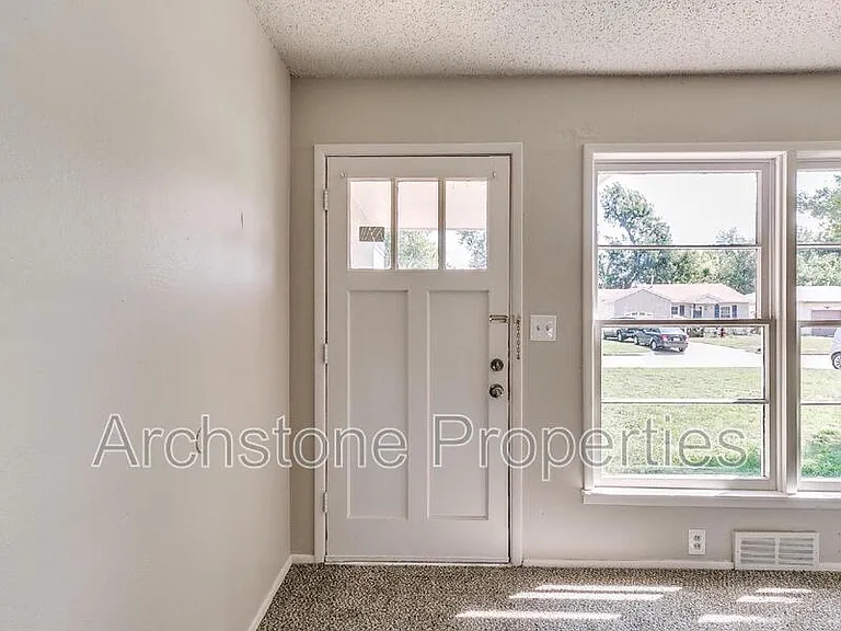 2305 Mustang St — Photo 6