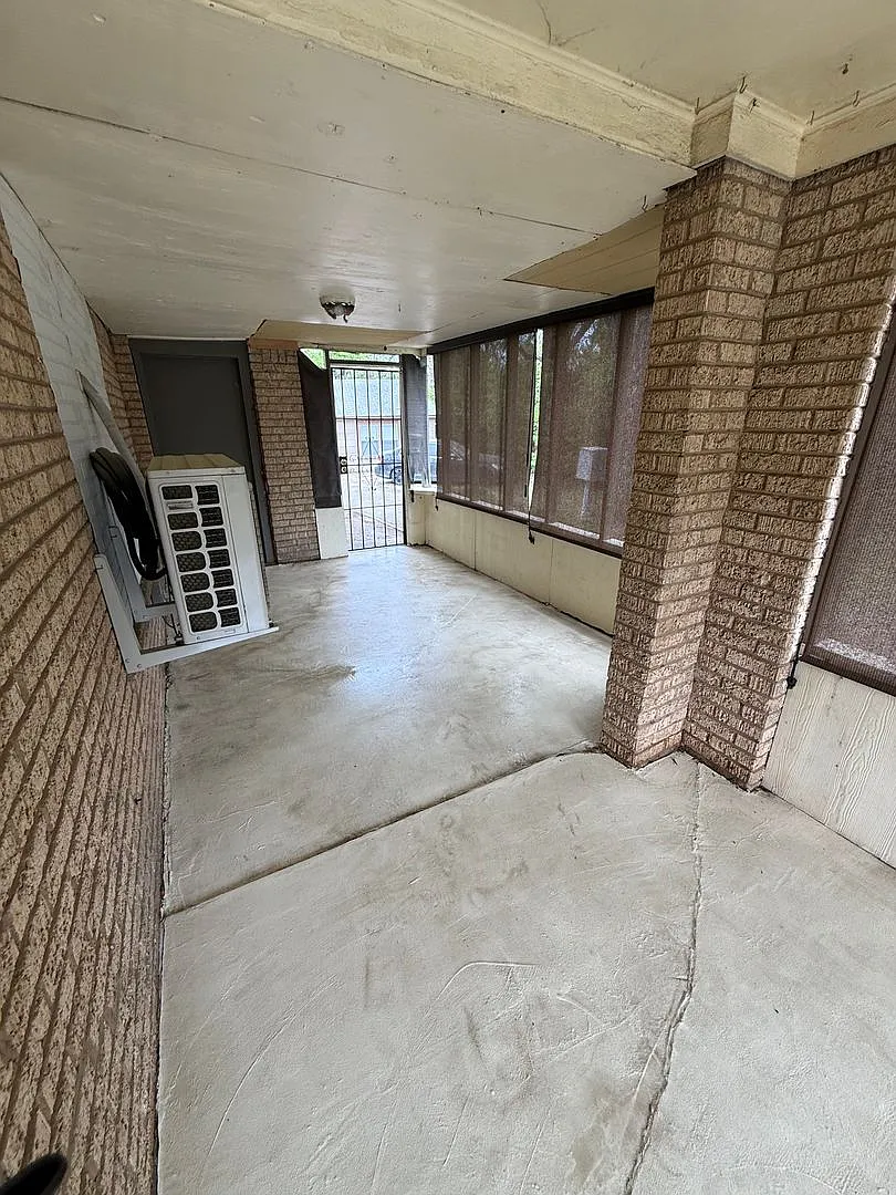 Move In Special Of $500 Off 1st Full Months Rent Welcome To This Charming Tudor-Styled Home In Th... — Photo 1