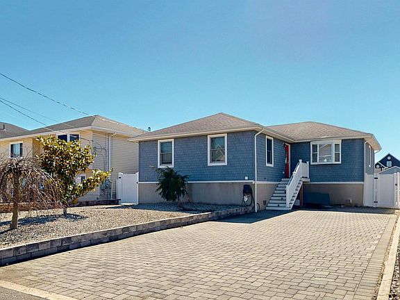 3rd image of 16 Clearwater Way