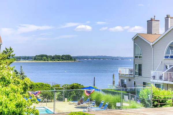 Sold by Century 21 Marciano | media 46